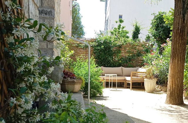 Grand Appartement de 75m2, 2 Chambres et Jardin