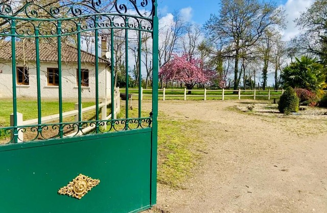 Grand gîte dans un parc arboré
