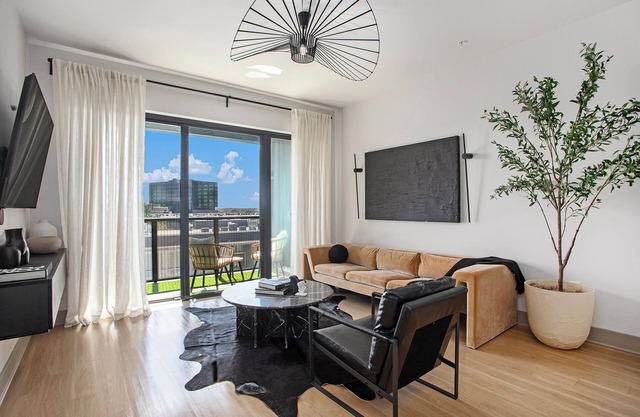 Grand-Midtown Suite W RoofTop Pool + 5Star Amenities & Free Secure Parking!