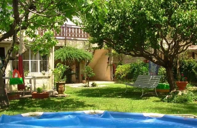 GRAND STUDIO CLIMATISE, INDEPENDANT DANS VILLA AVEC JARDIN, Tranquility assured