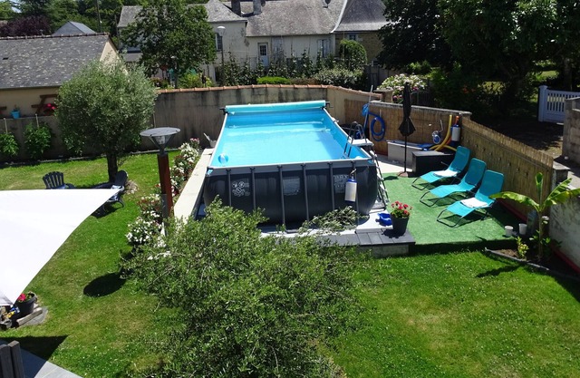 Grande Maison Avec Piscine a 2 pas de la Mayenne