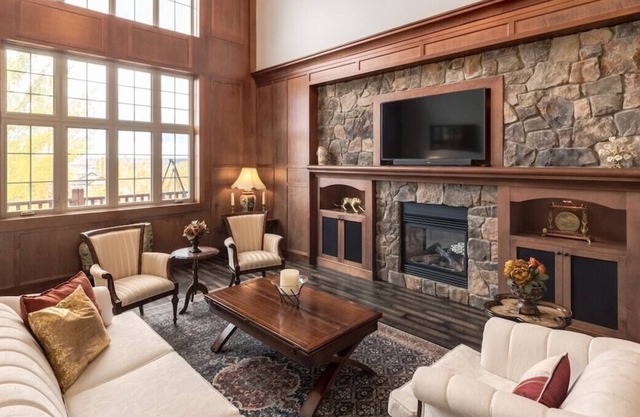 "Grandeur" Luxury living, Sleeps 8!