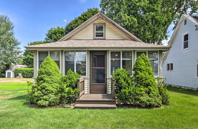 'Grandma's Cottage' w/Sunroom: Walk to Beach