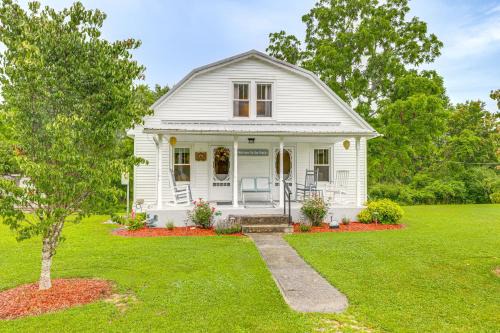 Grandmas Farm House on 125 Acres with Fire Pit!