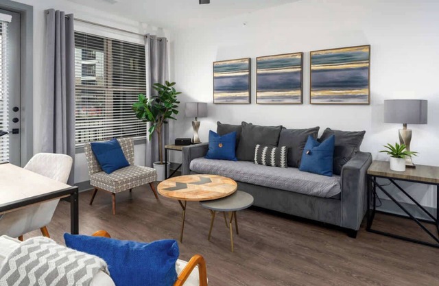 Grandview Apartment: Shops, Restaurants Nearby!