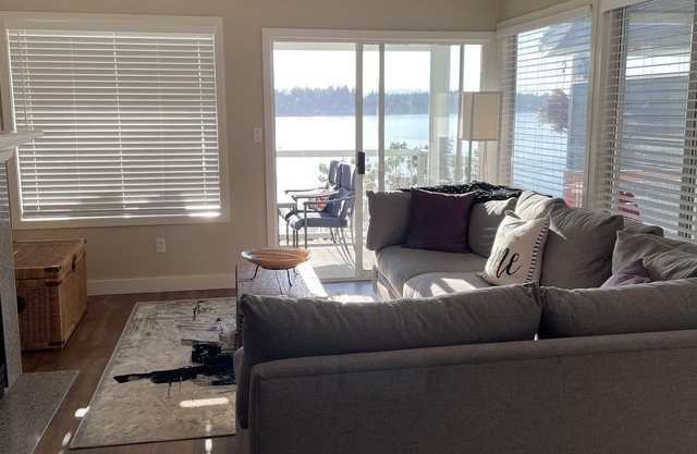 Grandview Ocean Retreat, 2 bedroom, 2 bathroom with beautiful sunset/ocean views