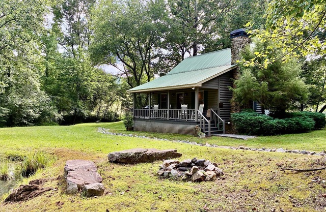 Gray's Dahlonega Cabin on the PondnConvenient to Wineries & Wedding Venues