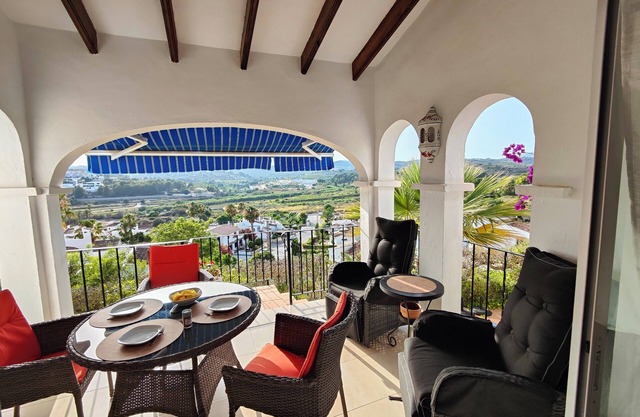 Great Bungalow with Amazing View and Communal Pool