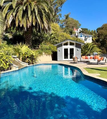 Great Cozy Pool House with Kitchenette