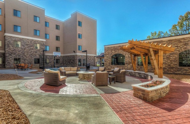 Great for Business Travelers! Studio Suite Near Edward Jones! Shared Pool + Free Breakfast!