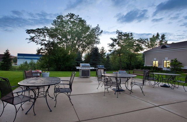 Great for Business Travel! Equipped Suite with Pool Access + Free Breakfast