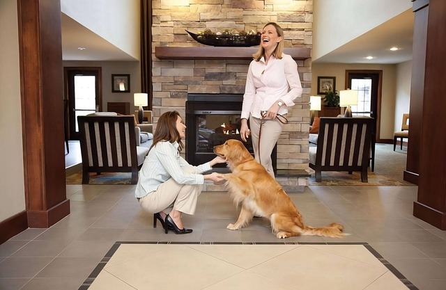 Great for Groups! Full Kitchen, FREE Breakfast, Parking, Pets Allowed!