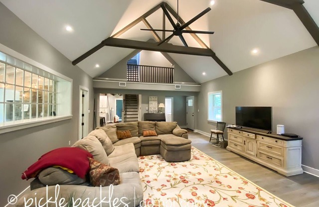 Great for large gatherings - Private, Wooded, 4 Bedroom, 3.5 Bath, Sleeps 14