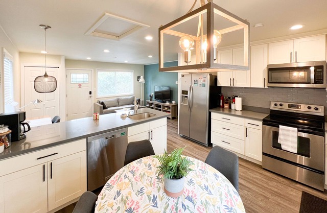 Great location 2bedroom/1bath with 200Mbps WiFi, Easy Deliveries