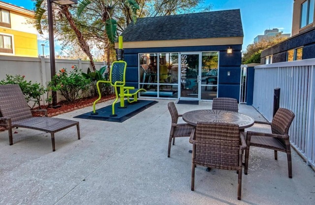 Great Location! Minutes to Universal Studios & City Walk! Pool, Free Parking!