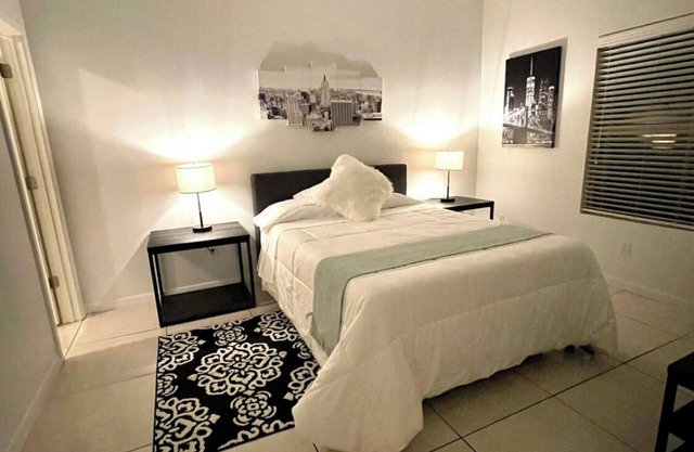 Great location near airport, shopping center, hospitals, expressway, comfort.