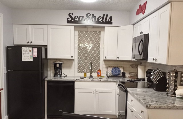 Great Location! Very Close to UNE, KBPT, OOB, Biddeford Pool, Sleeps 6