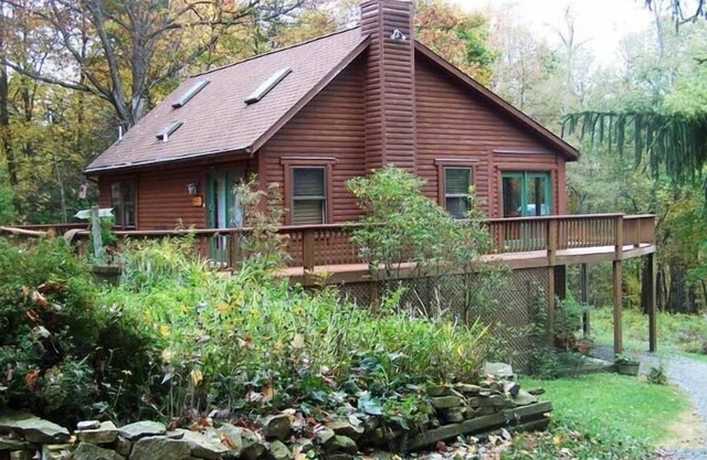 Great Log Cabin Located Near Deep Creek Lake.