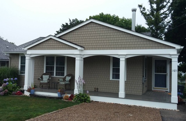 Great Narragansett Location! Classic Beach Cottage. Short Walk to Kelly Beach.