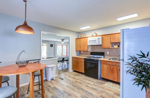 Great neighborhood! 3 bed 2 full bath close to shopping, restaurants, U of I
