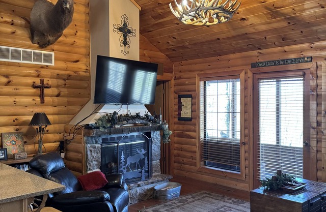 Great Outdoors Cabin - Screened Porch. 10 Min to Branson-10 Min to SDC