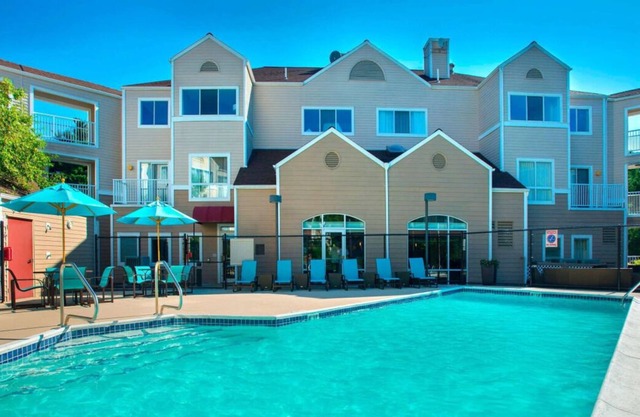 Great Relaxing Overnight Stay! Free Parking, Pets Allowed, Onsite Swimming Pool