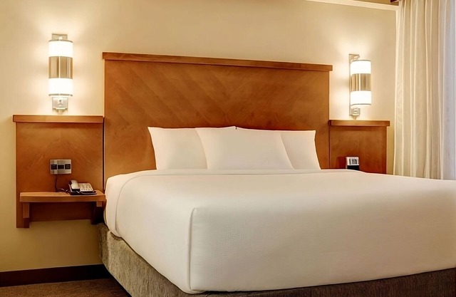 Great Relaxing Overnight Stay! Spacious Unit. Minutes Away Gas South Arena!