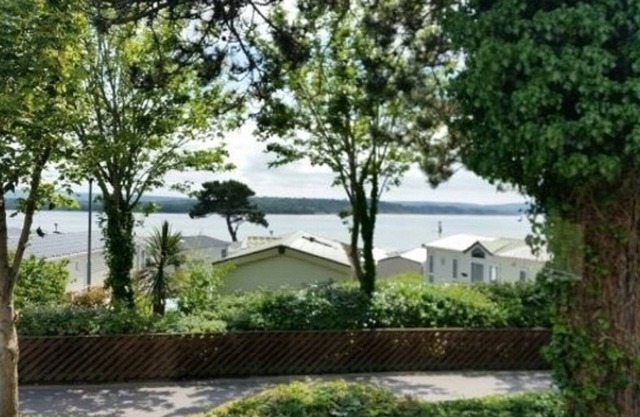 Great sea views, modern 6 berth caravan beach 2 mins away at Rockley Park, Poole
