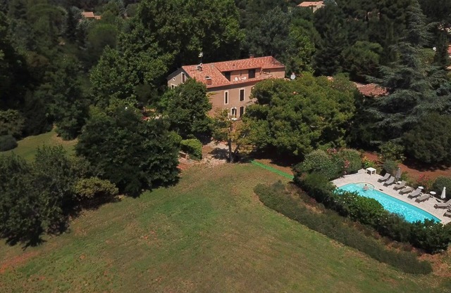Great secular house on a 2ha field, spacious and relaxing
