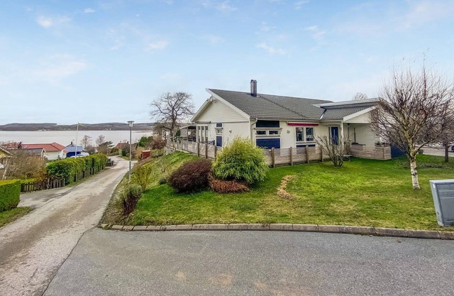 Great spacious cottage with sauna and panoramic view of the lake.