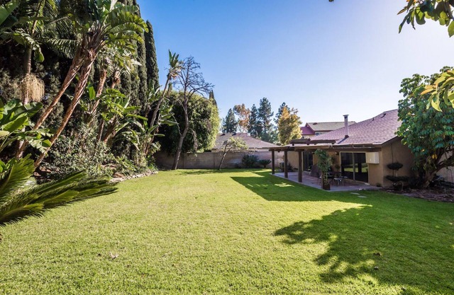Great Value ! Home with Large, Tropical Yard!