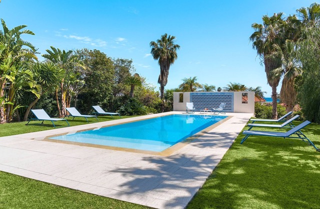 Great villa with pool few steps from the sea, Fontane Bianche