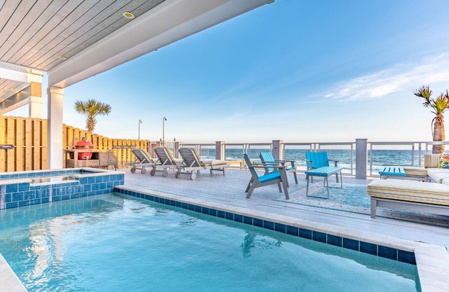 "Great White" Great Family Vacation! Beachfront + Private Pool