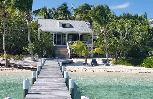 Green Bananas Cottage with sandy beach and private dock