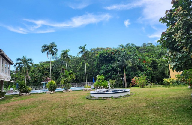 Green Creek Oasis 5-bed, sleep 12, Villa with AC, WiFi, Pool and Beachn