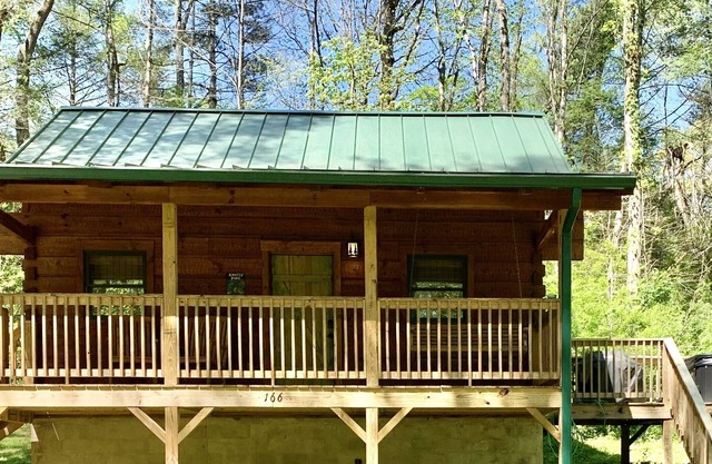 Green Door Cabin - A Cozy Cabin Getaway in the heart of Townsend, TN