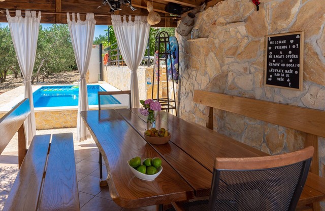 "Green" Family-friendly Holiday Home with an outdoor pool and BBQ area