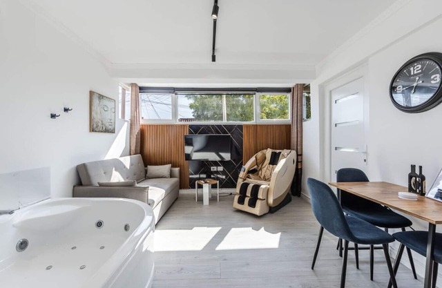 Green Luxe Suite 2 by PikHost