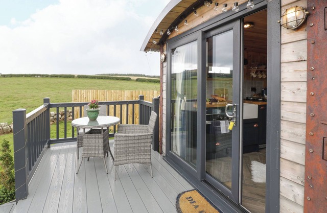 GREENACRES CARRIAGE, romantic, with pool in Maybole
