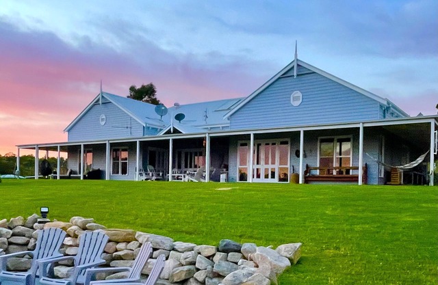 GREENACRES FARMSTAY LUXURY RURAL RETREAT PEACEFUL PRIVATE sleeps 10 guests .