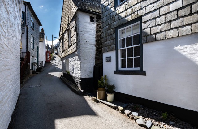 GREY ROOFS, pet friendly, character holiday cottage in Port Isaac