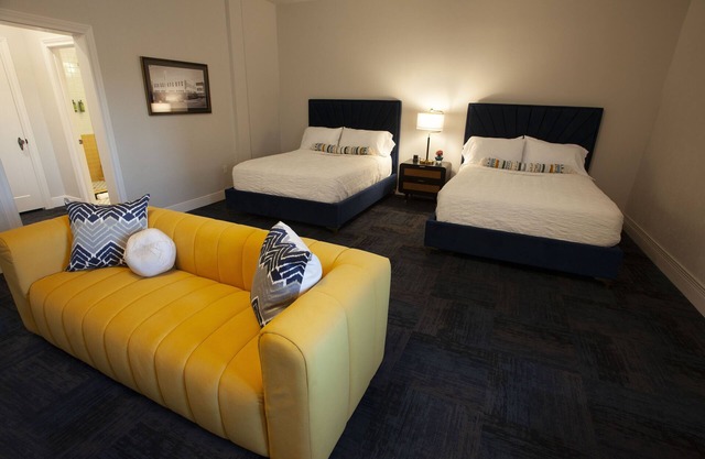 Greyhound Inn - Double Queen Suite