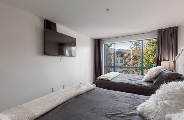 GREYSTONE LODGE UNIT 220 SKI-IN SKI-OUT 2+2