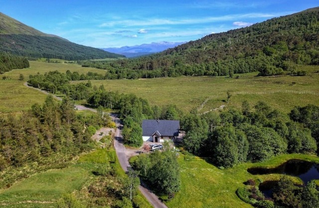 Grianain - Riverside Lodge with Mountain Views