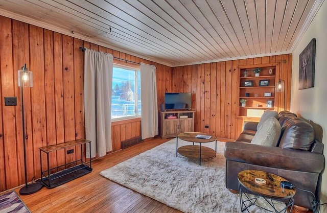 Griffin's Sleek Pine Hideaway