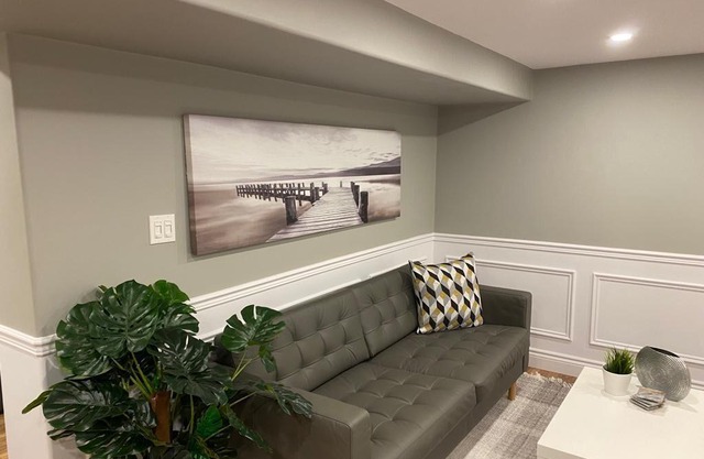 Grimsby Lakeview Suite l 3 Min Walk to Lake Ontario l King Bed l Great Value