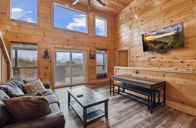 Grizzlies Den 4 Bedroom Cabin by RedAwning