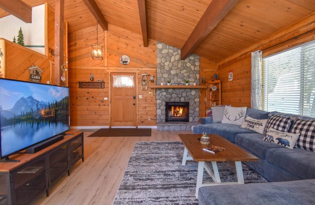 Grizzly Cabin - Sledding, fire pit, BBQ, dog friendly!