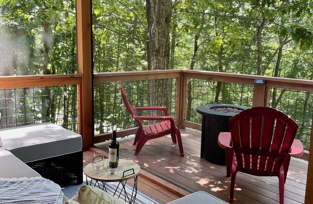 Grizzly Inn, a cozy, pet friendly Beech Mountain cabin