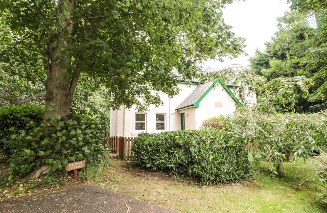 GROOM'S COTTAGE, pet friendly, with a garden in Chirnside